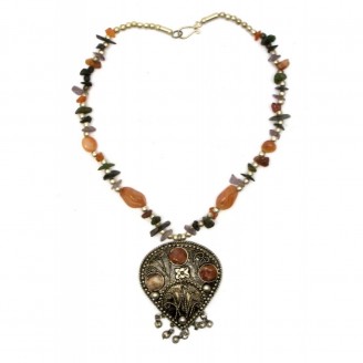 Ожерелье с каменьями агата и кулоном 